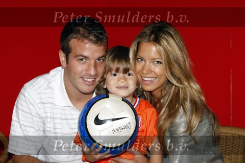 Beverwijk 13 juni 2009
Rafael v d Vaart met Sylvie en Damian bij het straatvoetbaltournooi dat zijn naam draagt.
Peter Smulders bv