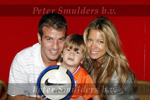 Beverwijk 13 juni 2009
Rafael v d Vaart met Sylvie en Damian bij het straatvoetbaltournooi dat zijn naam draagt.
Peter Smulders bv