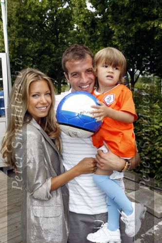Beverwijk 13 juni 2009
Rafael v d Vaart met Sylvie en Damian bij het straatvoetbaltournooi dat zijn naam draagt.
Peter Smulders bv