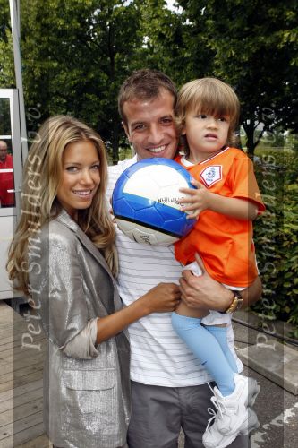 Beverwijk 13 juni 2009
Rafael v d Vaart met Sylvie en Damian bij het straatvoetbaltournooi dat zijn naam draagt.
Peter Smulders bv