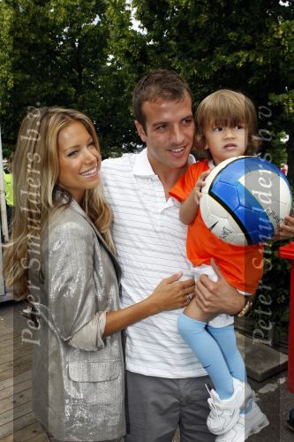 Beverwijk 13 juni 2009
Rafael v d Vaart met Sylvie en Damian bij het straatvoetbaltournooi dat zijn naam draagt.
Peter Smulders bv