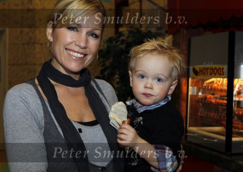 Hoofddorp 3 februari 2010
Presentatie romper tbv stop kindermisbruik bij happy kids in hoofddorp. Tanja Jess met Billy en Bobby
Peter Smulders bv