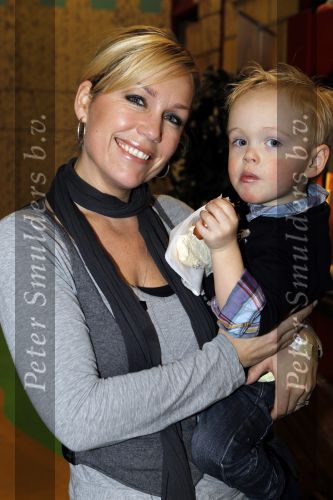 Hoofddorp 3 februari 2010
Presentatie romper tbv stop kindermisbruik bij happy kids in hoofddorp. Tanja Jess met Billy en Bobby
Peter Smulders bv