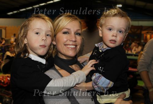 Hoofddorp 3 februari 2010
Presentatie romper tbv stop kindermisbruik bij happy kids in hoofddorp. Tanja Jess met Billy en Bobby
Peter Smulders bv