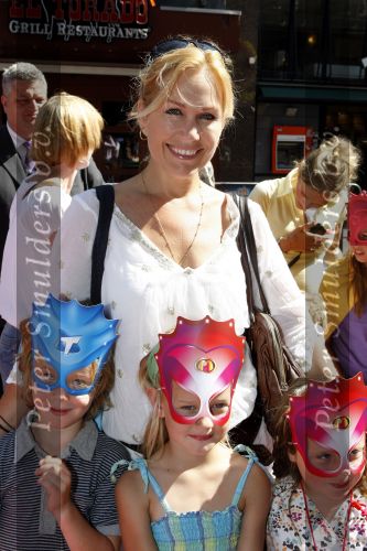Amsterdam 4 juli 2009
Premiere van Mega Mindy in Tuschinski. tanja Jess met zoon en vriendinnetjes
Peter Smulders bv