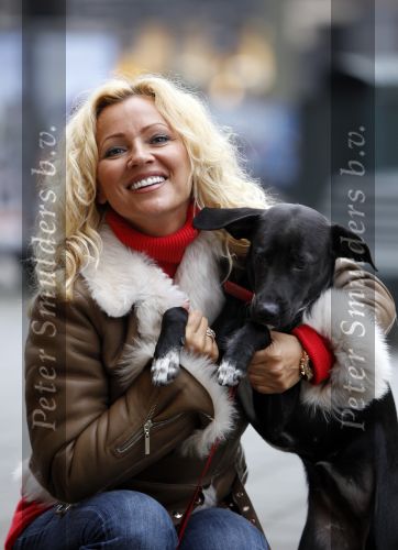 Amsterdam 18 januari 2010
Tatjana met haar nieuwe hondje Maya die ze mee genomen heeft uit Mexico.
Peter Smulders bv