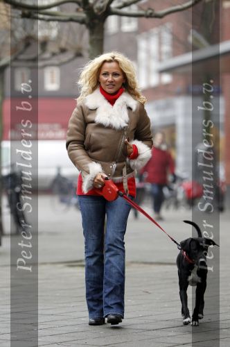 Amsterdam 18 januari 2010
Tatjana met haar nieuwe hondje Maya die ze mee genomen heeft uit Mexico.
Peter Smulders bv