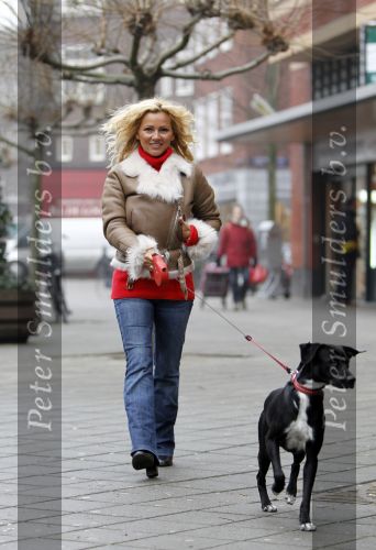 Amsterdam 18 januari 2010
Tatjana met haar nieuwe hondje Maya die ze mee genomen heeft uit Mexico.
Peter Smulders bv