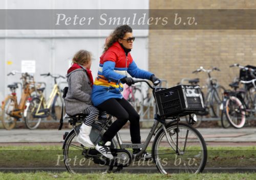 Amsterdam 21 januari 2010
Tatum Dagelet met dochter Toy Travis op de fiets
Peter Smulders bv