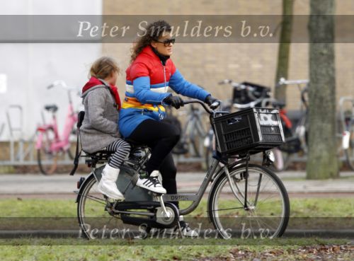 Amsterdam 21 januari 2010
Tatum Dagelet met dochter Toy Travis op de fiets
Peter Smulders bv