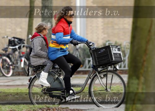 Amsterdam 21 januari 2010
Tatum Dagelet met dochter Toy Travis op de fiets
Peter Smulders bv
