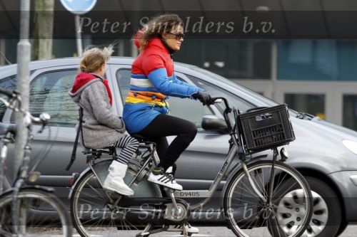 Amsterdam 21 januari 2010
Tatum Dagelet met dochter Toy Travis op de fiets
Peter Smulders bv