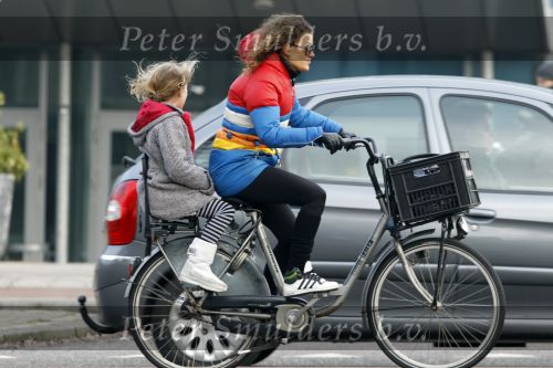 Amsterdam 21 januari 2010
Tatum Dagelet met dochter Toy Travis op de fiets
Peter Smulders bv