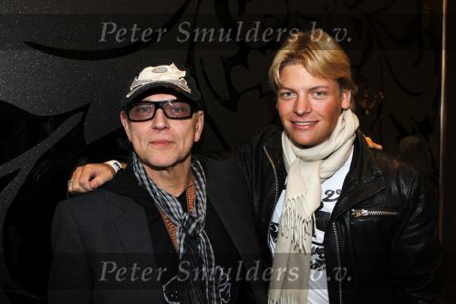 Den Haag 11 februari 2010
Presentatie t shirts van Dutchy puppy bij de sting. Bridget Maasland en haar ouders behartigen de belangen. Thomas Berge
Peter Smulders bv
