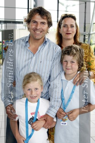 Rotterdam 28 juni 2009
Laatste optrden K3 in ahoy. Toine v Peperstraten met vrouw en kinderen
Peter Smulders bv