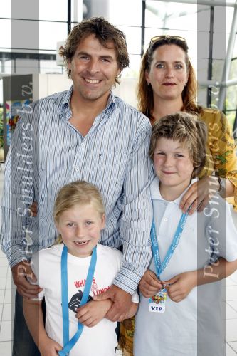 Rotterdam 28 juni 2009
Laatste optrden K3 in ahoy. Toine v Peperstraten met vrouw en kinderen
Peter Smulders bv