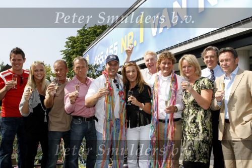 Hilversum 30 juni 2009
Feestje bij de Tros ivm record aantal leden van ruim 450.000. tros presentatoren
Peter Smuldrs bv