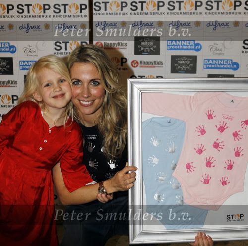 Hoofddorp 3 februari 2010
Presentatie romper tbv stop kindermisbruik bij happy kids in hoofddorp. Vivian ewbank met Day
Peter Smulders bv