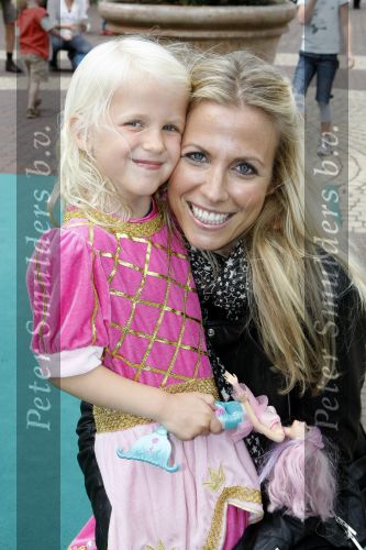 Kaatsheuvel 2 augustus 2009
Premiere show in de efteling. Vivian Ewbank met dochter Day
Peter Smulders bv