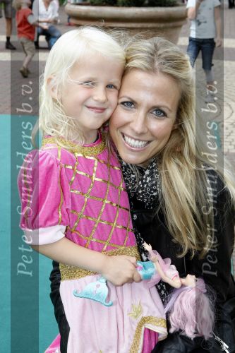 Kaatsheuvel 2 augustus 2009
Premiere show in de efteling. Vivian Ewbank met dochter Day
Peter Smulders bv