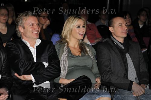 Amsterdam 2 februari 2010
Perspresentatie X factor in hotel arena . Aanwezig waren Wendy v Dijk zwanger Martijn Krabbe Gorodon Eric v Tijn Angela Groothuizen en Stacey Rookhuizen. Wendy met broer Mike en vriend Erland Galjaard
Peter Smulders bv