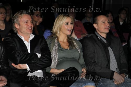 Amsterdam 2 februari 2010
Perspresentatie X factor in hotel arena . Aanwezig waren Wendy v Dijk zwanger Martijn Krabbe Gorodon Eric v Tijn Angela Groothuizen en Stacey Rookhuizen. Wendy met broer Mike en vriend Erland Galjaard
Peter Smulders bv
