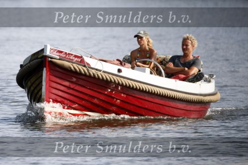 Vreeland 2 juli 2009
Wendy van Dijk en Erland Galjaard aan het varen met hun sloep in Vreeland op de Vecht.
Foto Peter Smulders bv