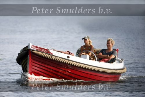 Vreeland 2 juli 2009
Wendy van Dijk en Erland Galjaard aan het varen met hun sloep in Vreeland op de Vecht.
Foto Peter Smulders bv