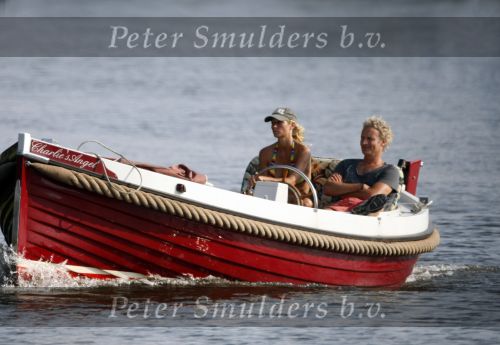 Vreeland 2 juli 2009
Wendy van Dijk en Erland Galjaard aan het varen met hun sloep in Vreeland op de Vecht.
Foto Peter Smulders bv