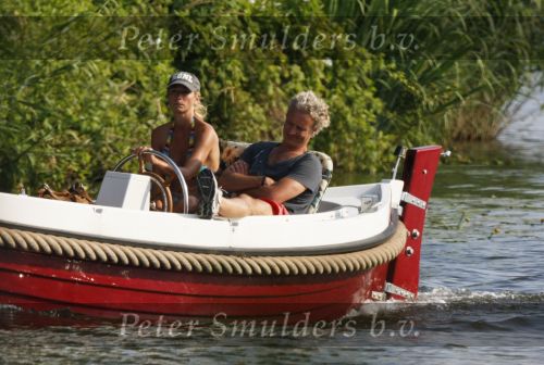 Vreeland 2 juli 2009
Wendy van Dijk en Erland Galjaard aan het varen met hun sloep in Vreeland op de Vecht.
Foto Peter Smulders bv