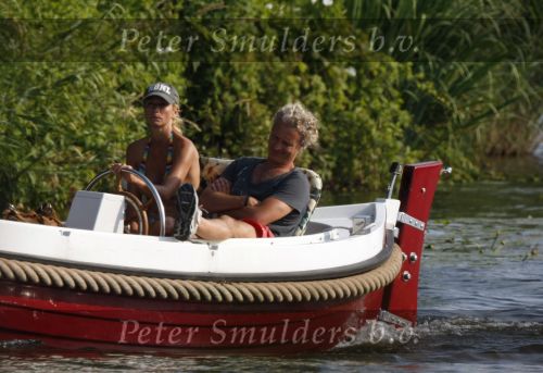 Vreeland 2 juli 2009
Wendy van Dijk en Erland Galjaard aan het varen met hun sloep in Vreeland op de Vecht.
Foto Peter Smulders bv