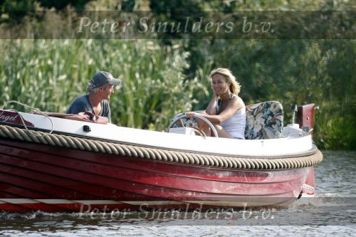 Vreeland 2 juli 2009
Wendy van Dijk en Erland Galjaard aan het varen met hun sloep in Vreeland op de Vecht.
Foto Peter Smulders bv