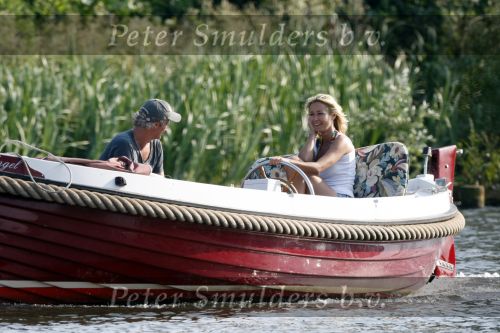 Vreeland 2 juli 2009
Wendy van Dijk en Erland Galjaard aan het varen met hun sloep in Vreeland op de Vecht.
Foto Peter Smulders bv