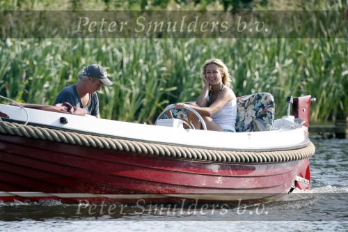 Vreeland 2 juli 2009
Wendy van Dijk en Erland Galjaard aan het varen met hun sloep in Vreeland op de Vecht.
Foto Peter Smulders bv