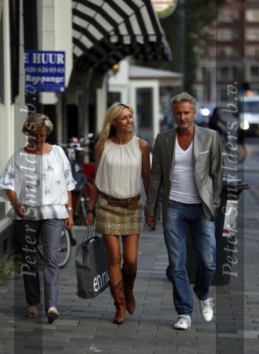 Amsterdam 8 augustus 2009
Mari v d Ven viert zijn 50e verjaardag.
Peter Smulders bv