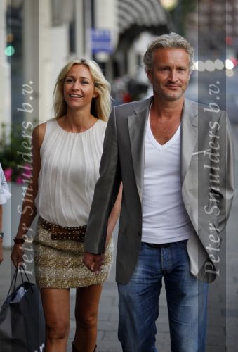 Amsterdam 8 augustus 2009
Mari v d Ven viert zijn 50e verjaardag. Wendy v Dijk met Erland Galjaard
Peter Smulders bv