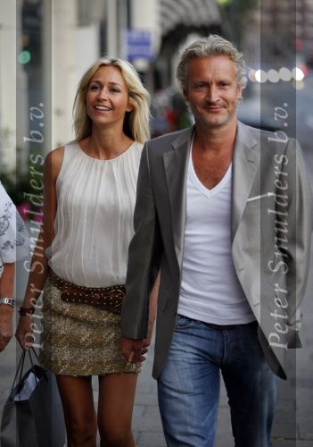 Amsterdam 8 augustus 2009
Mari v d Ven viert zijn 50e verjaardag. Wendy v Dijk met Erland Galjaard
Peter Smulders bv
