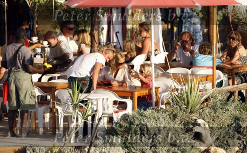 Ibiza 10 juli 2009
Wendy v  Dijk met zoontje Sem en vriend Erland Galjaard op vakantie 
Peter Smulders bv