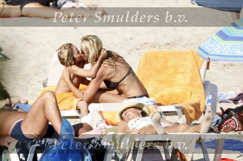 Ibiza 11 juli 2009
Erland Galjaard en Wendy en Sem v Dijk op vakantie op ibiza.
Peter Smulders bv