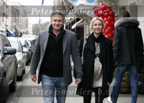 Amsterdam 13 februari 2010
Een hoogzwangere Wendy v Dijk met haar vriend Erland Galjaard winkelend op de pc hooftstraat.
Peetr Smulders bv