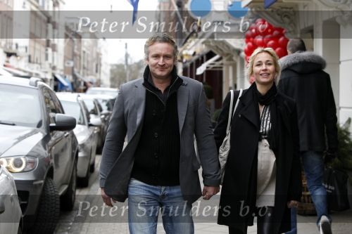 Amsterdam 13 februari 2010
Een hoogzwangere Wendy v Dijk met haar vriend Erland Galjaard winkelend op de pc hooftstraat.
Peetr Smulders bv