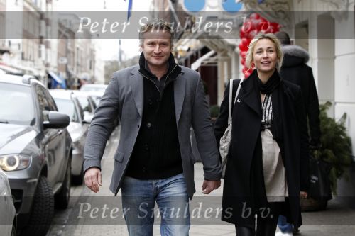 Amsterdam 13 februari 2010
Een hoogzwangere Wendy v Dijk met haar vriend Erland Galjaard winkelend op de pc hooftstraat.
Peetr Smulders bv