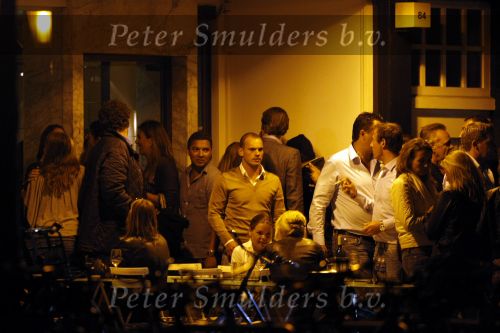 Amsterdam 5 juni 2009
Wesley Sneijder verlaar rest George met een paar vrienden. Hij was daar met oa Gordon Yolanthe Cabau v Kasbergen Jennifer Cooke en Lauretta Gerards.
Peter Smulders bv