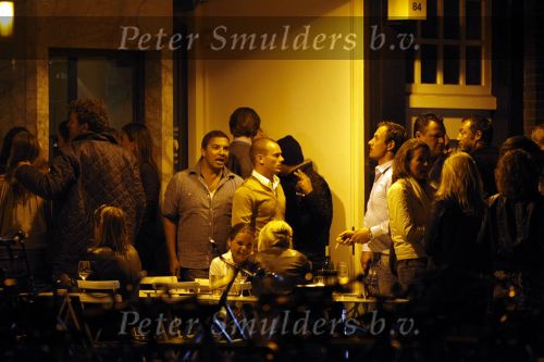Amsterdam 5 juni 2009
Wesley Sneijder verlaar rest George met een paar vrienden. Hij was daar met oa Gordon Yolanthe Cabau v Kasbergen Jennifer Cooke en Lauretta Gerards.
Peter Smulders bv