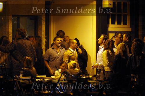 Amsterdam 5 juni 2009
Wesley Sneijder verlaar rest George met een paar vrienden. Hij was daar met oa Gordon Yolanthe Cabau v Kasbergen Jennifer Cooke en Lauretta Gerards.
Peter Smulders bv