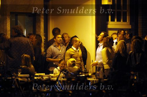 Amsterdam 5 juni 2009
Wesley Sneijder verlaar rest George met een paar vrienden. Hij was daar met oa Gordon Yolanthe Cabau v Kasbergen Jennifer Cooke en Lauretta Gerards.
Peter Smulders bv