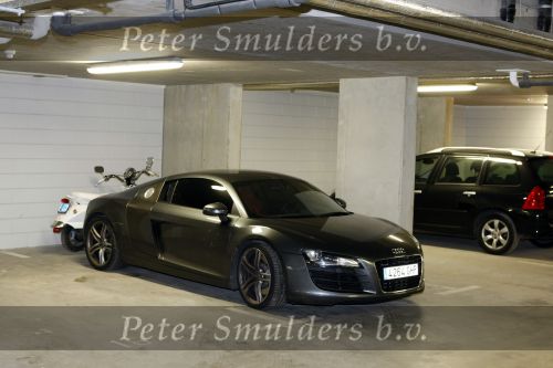 Amsterdam 20 juni 2009
De audi R8 van Wesley Sneijder staat naast de scooter van Yolanthe Cabau v Kasbergen in de garage van Yolanthe haar appartement.
Peter Smulders bv