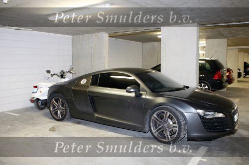 Amsterdam 20 juni 2009
De audi R8 van Wesley Sneijder staat naast de scooter van Yolanthe Cabau v Kasbergen in de garage van Yolanthe haar appartement.
Peter Smulders bv