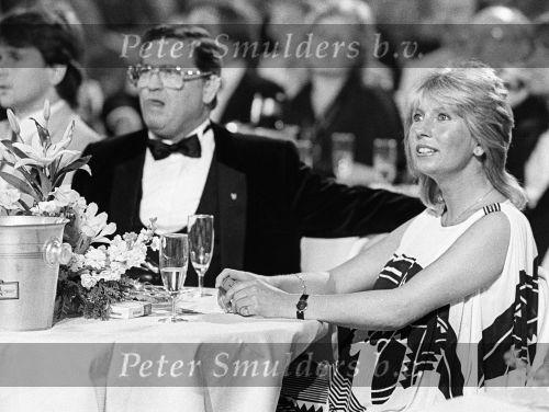 Raamsdonkveer, 20 Mei 1983
VVCS Gala bij importeur van Toyota
Willeke Alberti, in verwachting van haar derde kind, Kai, van toenamlige echtgenoot Soren Lerby met aan de tafel haar vader willy Alberti
Foto Peter Smulders BV