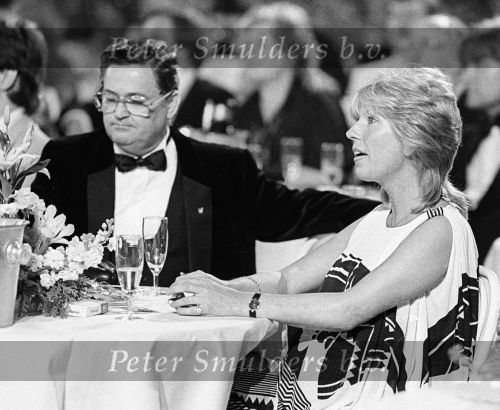 Raamsdonkveer, 20 Mei 1983
VVCS Gala bij importeur van Toyota
Willeke Alberti, in verwachting van haar derde kind, Kai, van toenamlige echtgenoot Soren Lerby met aan de tafel haar vader willy Alberti
Foto Peter Smulders BV